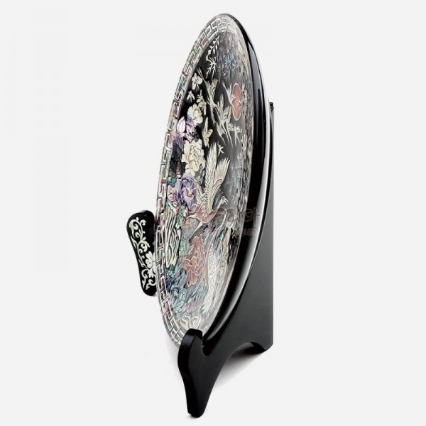 나전칠기 작은 쟁반-송학도 - 자개를 이용하여 소나무와 쌍학의 모습을 담은 소형 나전칠기 원형쟁반 입니다. 고급 받침이 함께 제공됩니다.