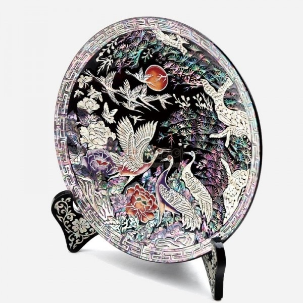 나전칠기 작은 쟁반-송학도 - 자개를 이용하여 소나무와 쌍학의 모습을 담은 소형 나전칠기 원형쟁반 입니다. 고급 받침이 함께 제공됩니다.