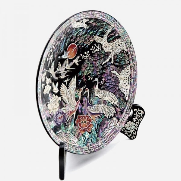 나전칠기 작은 쟁반-송학도 - 자개를 이용하여 소나무와 쌍학의 모습을 담은 소형 나전칠기 원형쟁반 입니다. 고급 받침이 함께 제공됩니다.