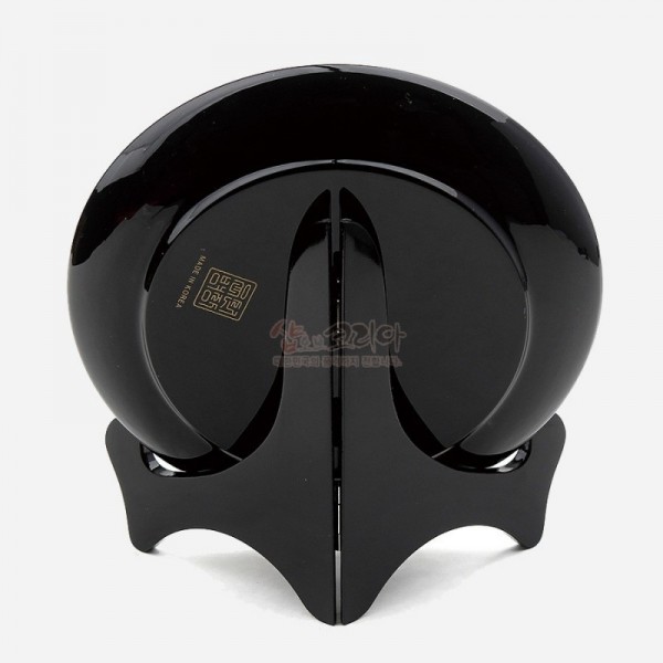 나전칠기 작은 쟁반-송학도 - 자개를 이용하여 소나무와 쌍학의 모습을 담은 소형 나전칠기 원형쟁반 입니다. 고급 받침이 함께 제공됩니다.