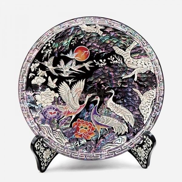 나전칠기 작은 쟁반-송학도 - 자개를 이용하여 소나무와 쌍학의 모습을 담은 소형 나전칠기 원형쟁반 입니다. 고급 받침이 함께 제공됩니다.