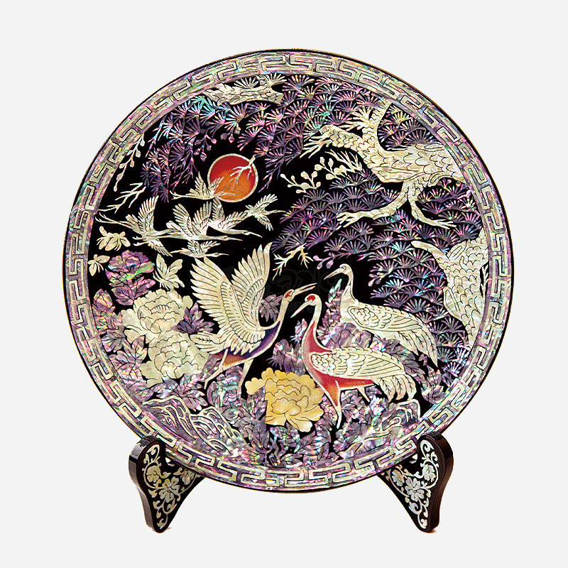 나전칠기 오브제-쟁반 송학의 정원 - 자개를 이용하여 소나무와 쌍학의 모습을 담은 소형 나전칠기 원형쟁반 입니다. 고급 받침이 함께 제공됩니다.