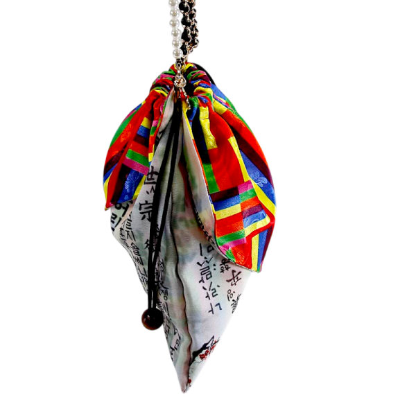 한글 색동 핸드백 - 한국의 전통적인 아름다움을 상징하는 고급 색동 천으로 만든제품