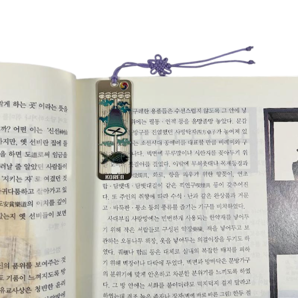 작은 금장 책갈피- 풍경 종 - 마음을 맑게 깨우는 풍경 소리를 담아, 독서의 고요한 순간을 완성하는 작은 금장 책갈피