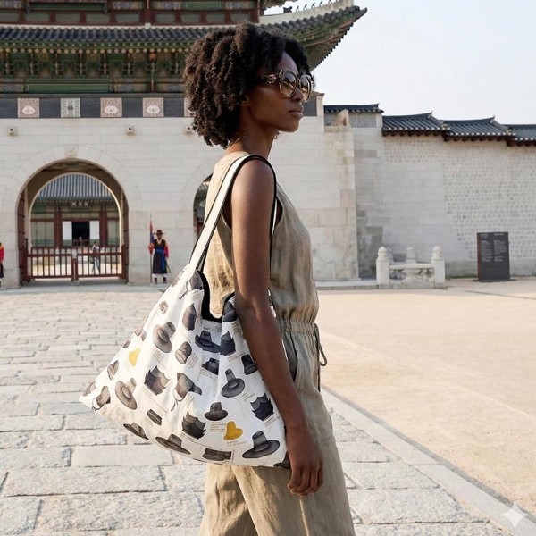 한국의 갓(모자)  큰가방 - 한국을 상징하는 디자인으로, 크고 가벼운 가방으로 실용적인 문화상품입니다.