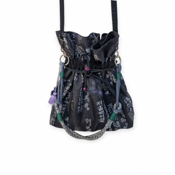 훈민정음 버킷백 - 한글의 독창적인 디자인을  편안한 가방으로 만든 제품