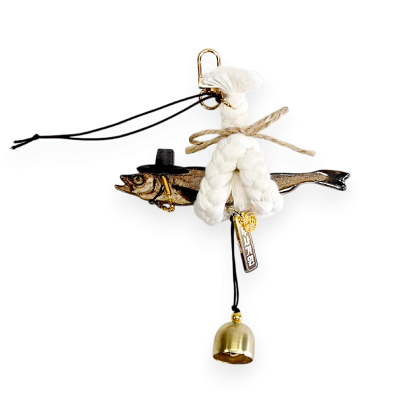 액막이 갓을 쓴 명태 장식품(중) - 전통 길상(吉祥) 상징을 단정한 오브제로 옮긴 실내 장식품