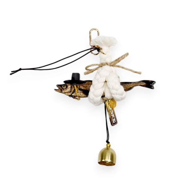 액막이 갓을 쓴 명태 장식품(중) - 전통 길상(吉祥) 상징을 단정한 오브제로 옮긴 실내 장식품