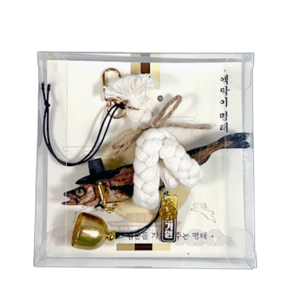 액막이 갓을 쓴 명태 장식품(중) - 전통 길상(吉祥) 상징을 단정한 오브제로 옮긴 실내 장식품