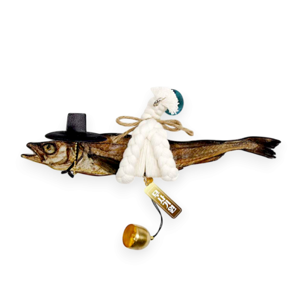 액막이 갓을 쓴 명태 장식품(대) - 전통 길상(吉祥) 상징을 단정한 오브제로 옮긴 실내 장식품