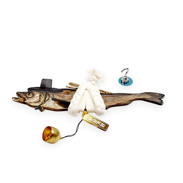 액막이 갓을 쓴 명태 장식품(대) - 전통 길상(吉祥) 상징을 단정한 오브제로 옮긴 실내 장식품