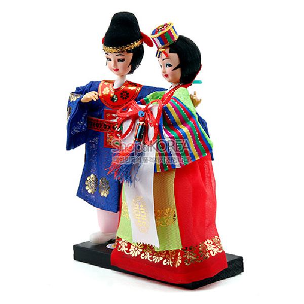 작은 한복 인형들 -신랑신부 - 한국의 전통의복을 재현한 한복인형
