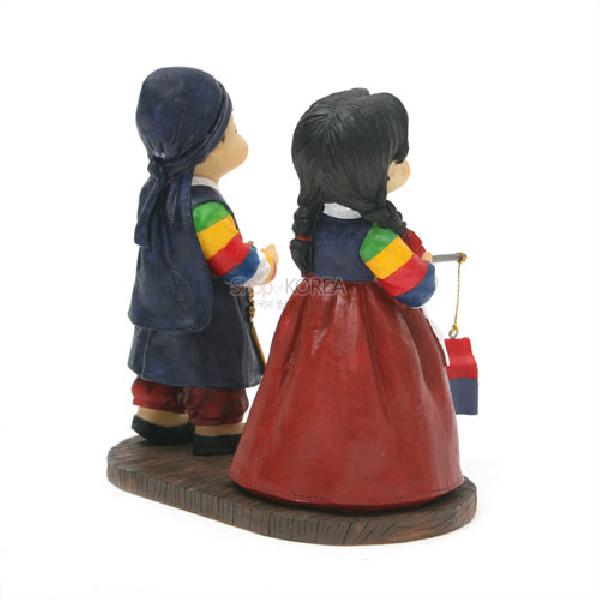 마블인형-청사초롱 - 색동한복을 입은 소년과 소녀의 모습