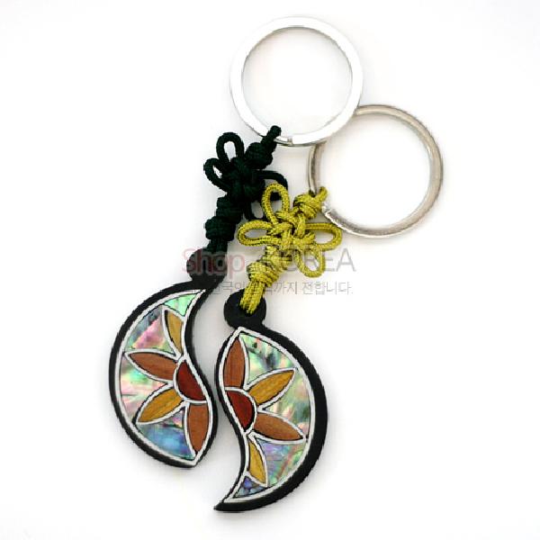 흑단열쇠고리-연꽃쌍[자개] - 전통의 연꽃 무늬를 디자인한 제품