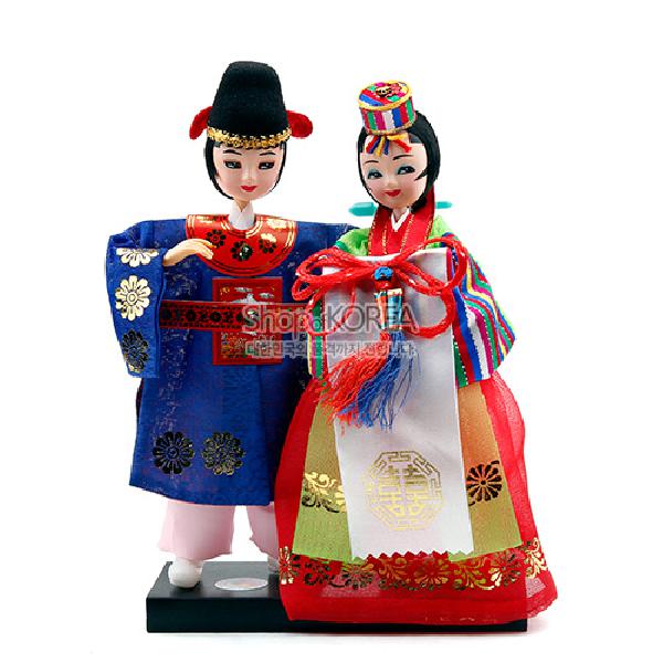 작은 한복 인형들 -신랑신부 - 한국의 전통의복을 재현한 한복인형